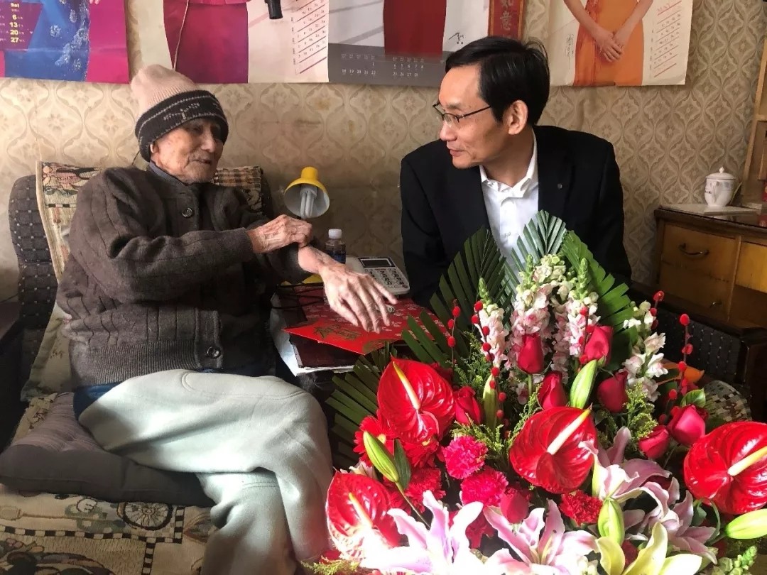 周育先看望百岁老人周若琳.webp.jpg 周育先看望百岁老人周若琳.webp.jpg